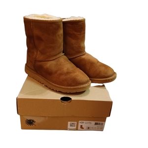 🔥UGG Classic Short Boots. Kids Size 3, Women's size 5